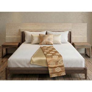 Bed runner motif emas di tempat tidur