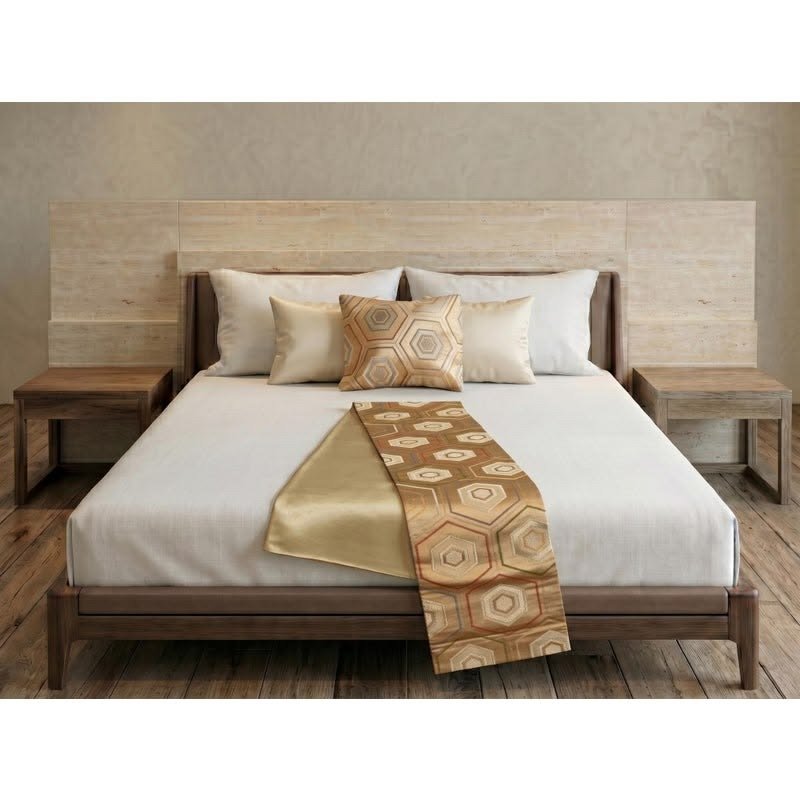 Bed runner motif emas di tempat tidur