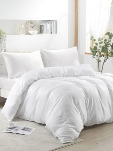 Duvet cover putih di kamar tidur