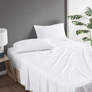 Flat sheet putih di tempat tidur