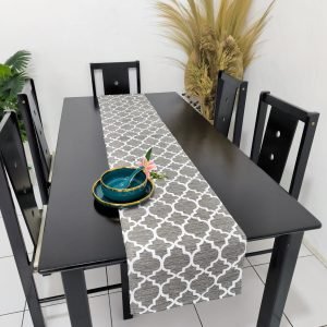 Table runner motif abu-abu di meja makan