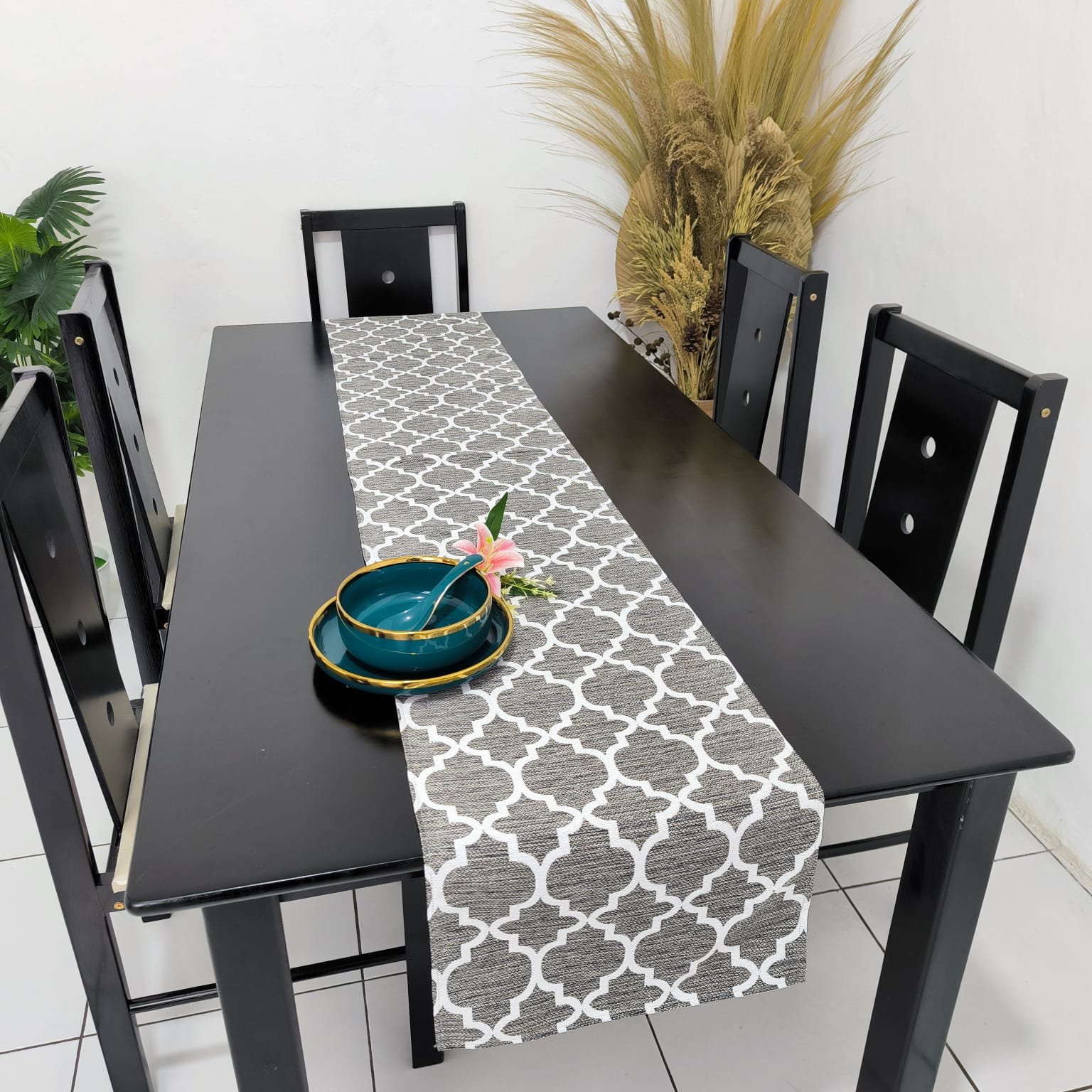 Table runner motif abu-abu di meja makan